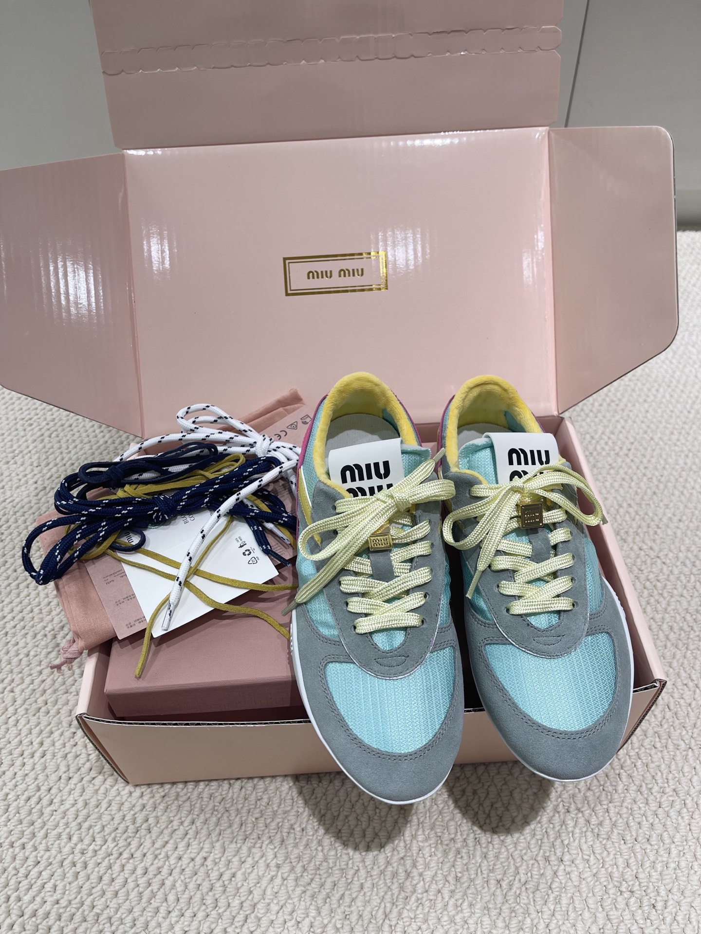 MIU 스니커즈