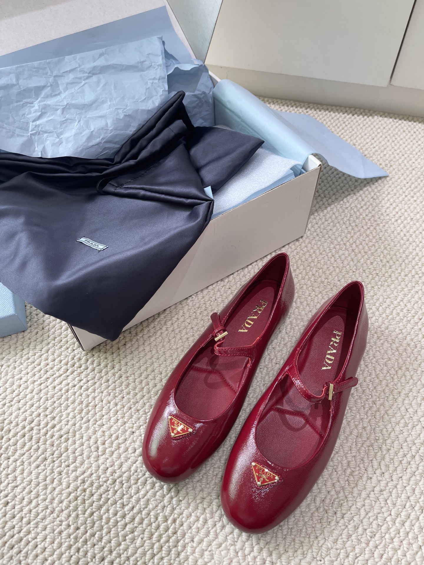 PRADA 25ss 레더 플랫슈즈