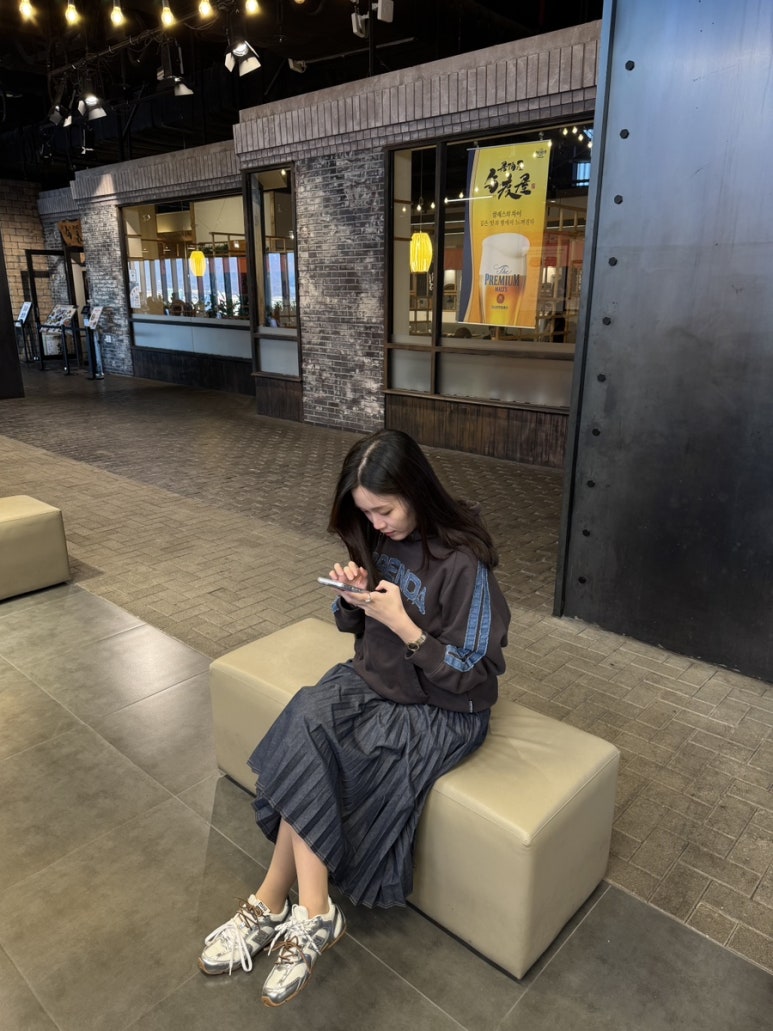 MIU X NB 스웨이드 앤 메쉬 스니커즈