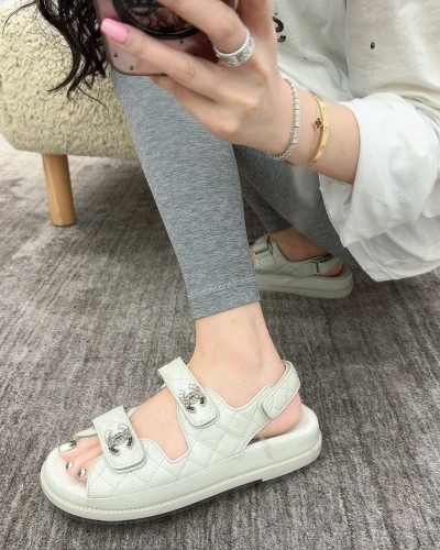 CHANEL CC로고 퀼팅 샌들