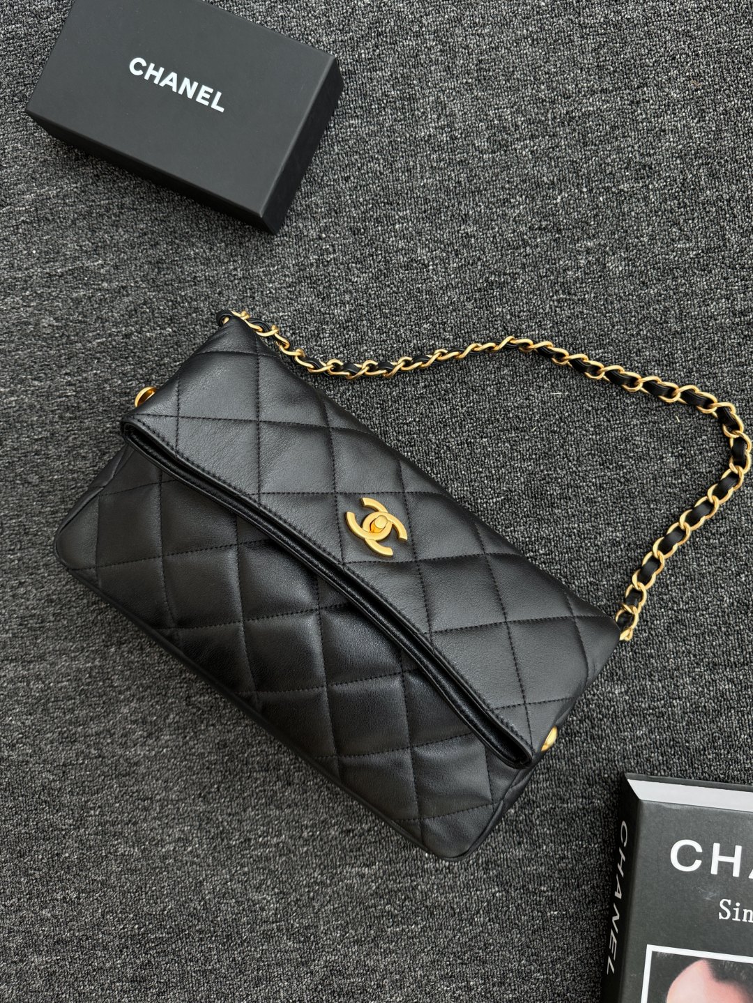 Ch 24p 히든 맥시 호보백 블랙 스몰 30cm