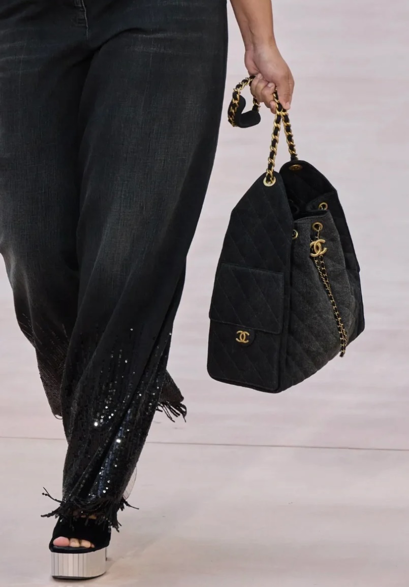 CHANEL 25 BAG 블랙 데님 호보백 (+Premium)