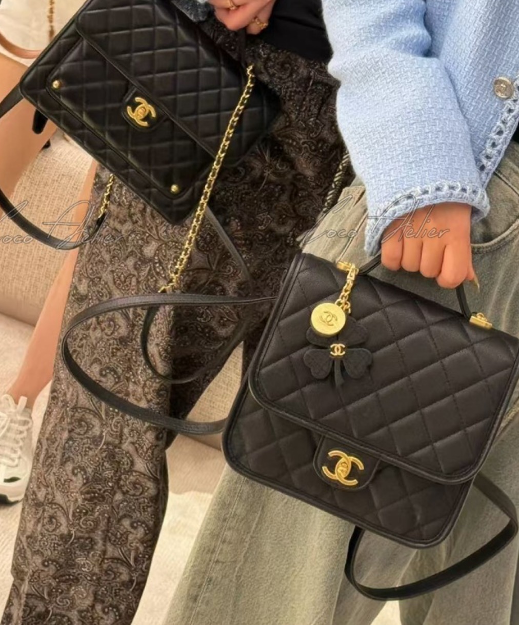 CHANEL 샤넬 25A 탑 핸들 백팩 클로버 참 장식