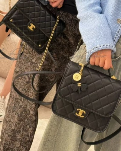 CHANEL 샤넬 25A 탑 핸들 백팩 클로버 참 장식