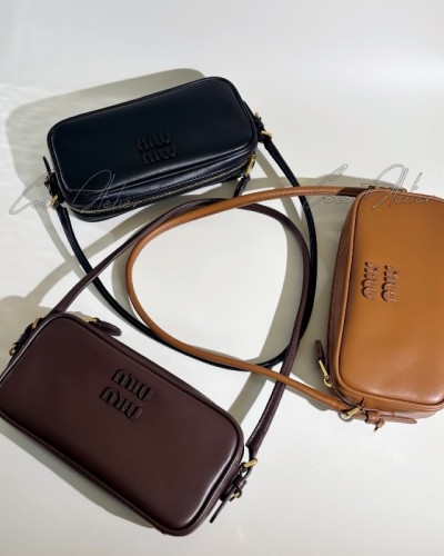 Miumiu 미우미우 가죽 파우치백