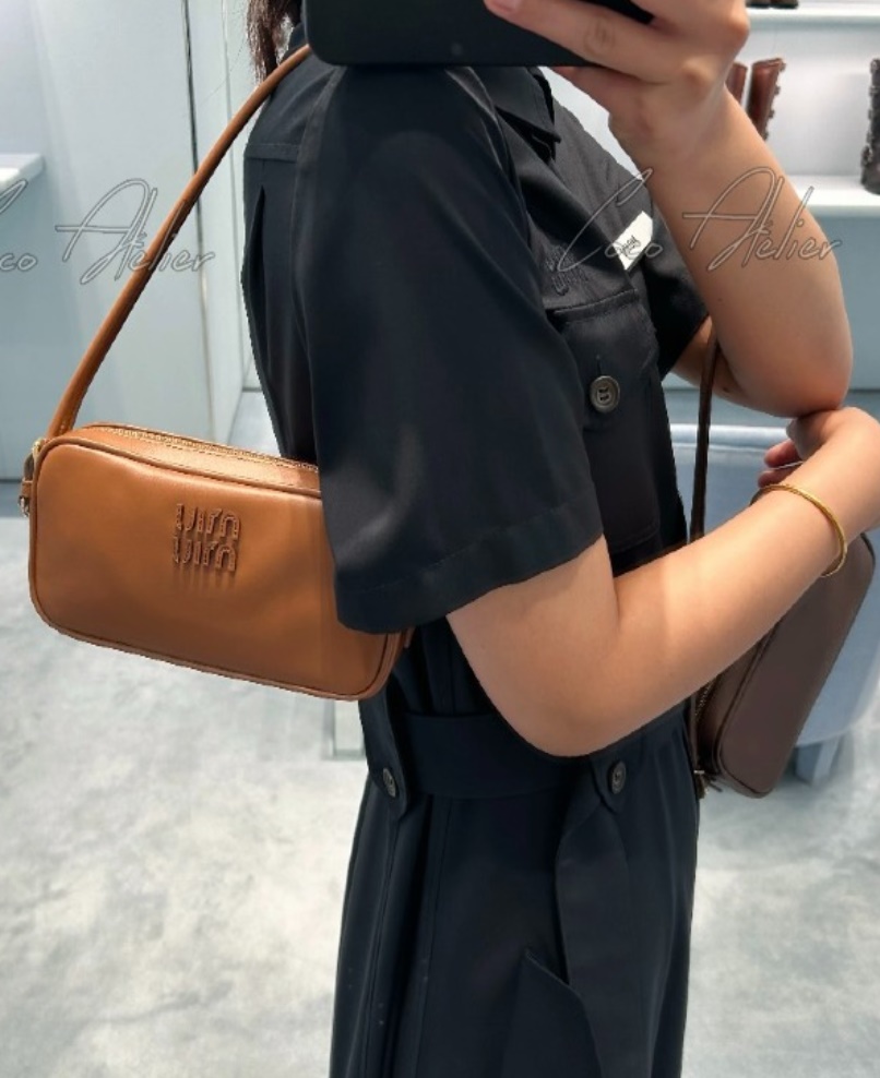 Miumiu 미우미우 가죽 파우치백