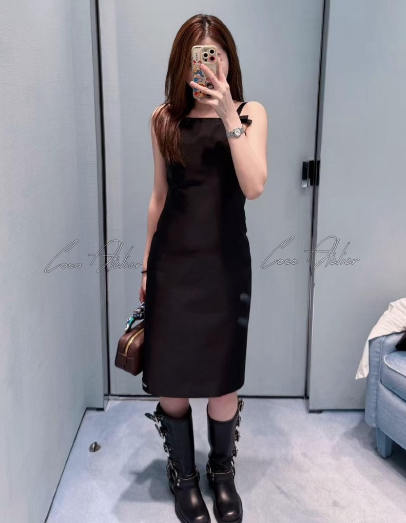 sleeveless dress