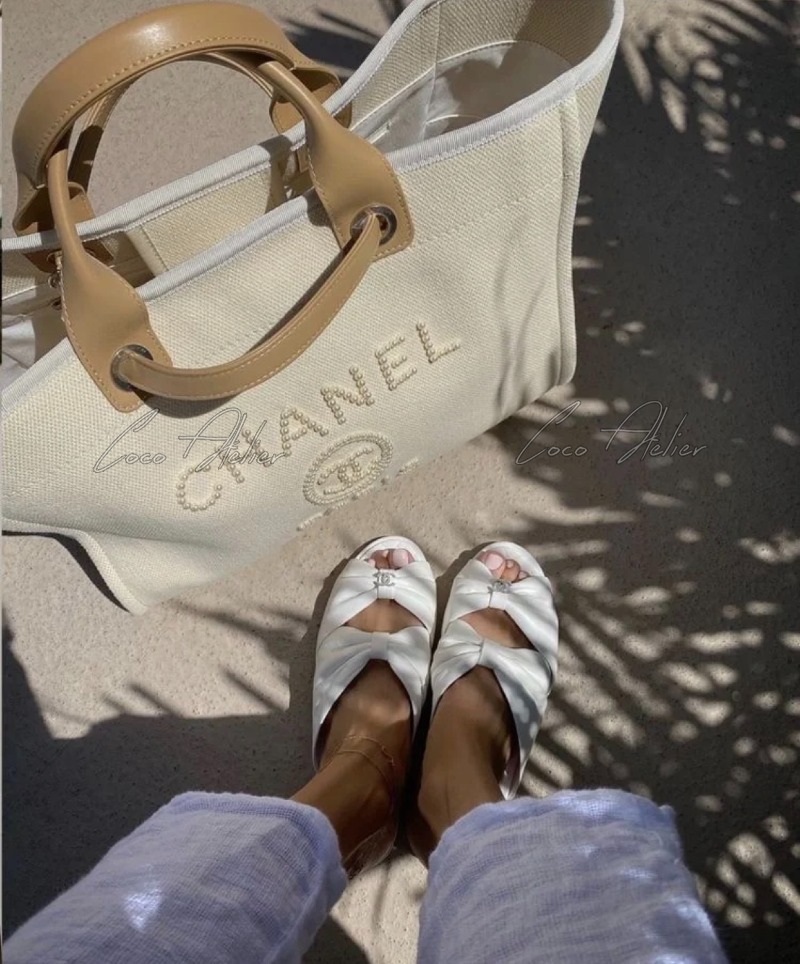 Dovil tote bag