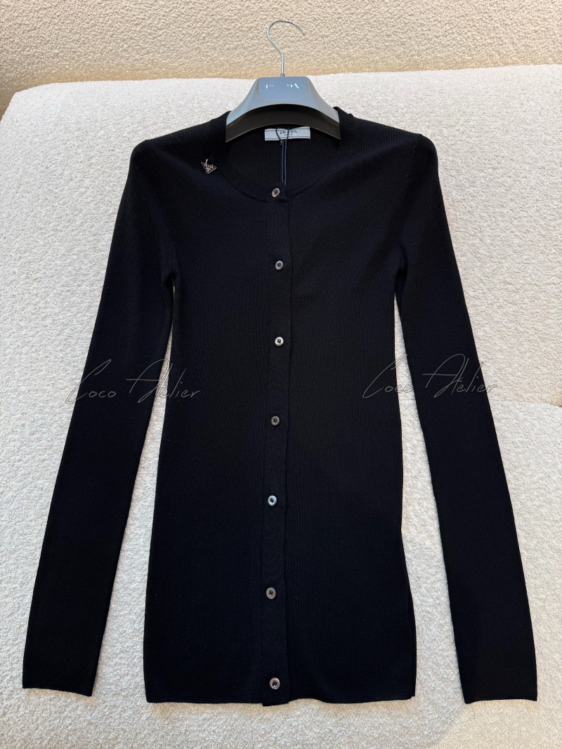 Tiangular logo cardigan