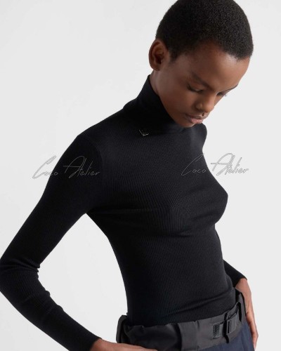 Triangle logo turtleneck knit