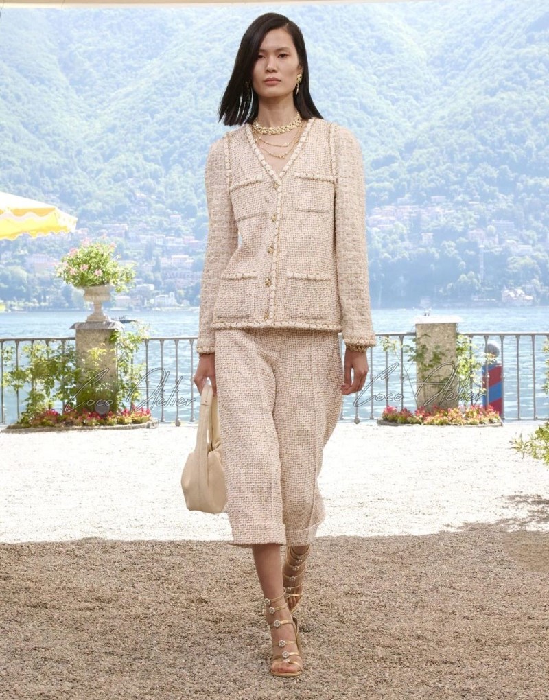 V-neck tweed jacket